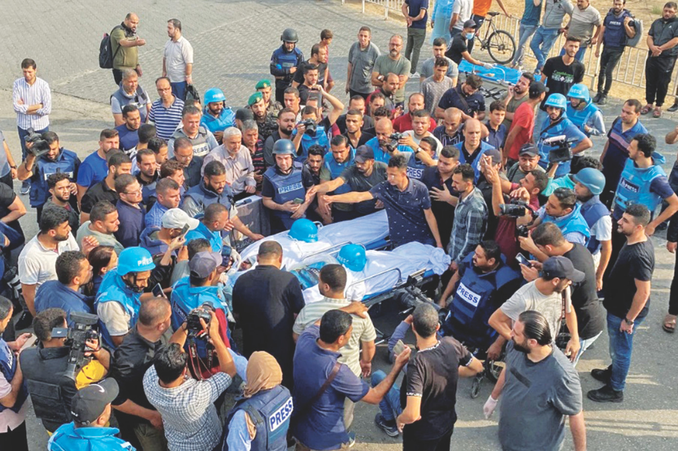 Thi thể của 2 nhà báo Palestine Mohammed Soboh và Saeed Al-Taweel được đưa đi sau khi họ thiệt mạng trong cuộc tấn công bằng tên lửa của Israel vào tòa nhà ở thành phố Gaza ngày 10/10/2023. Ảnh: Reuters