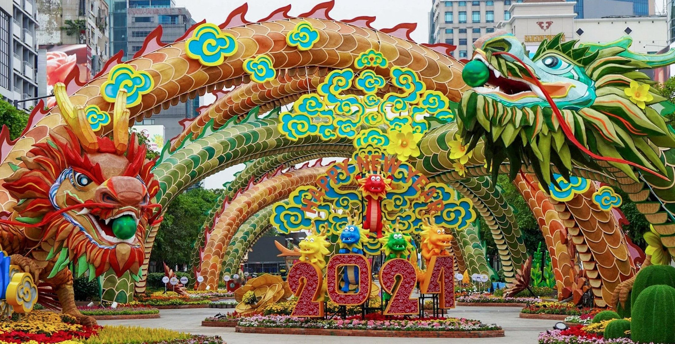 Cặp Rồng “Lưỡng Long triều liên” tại cổng Đường hoa Nguyễn Huệ, TPHCM