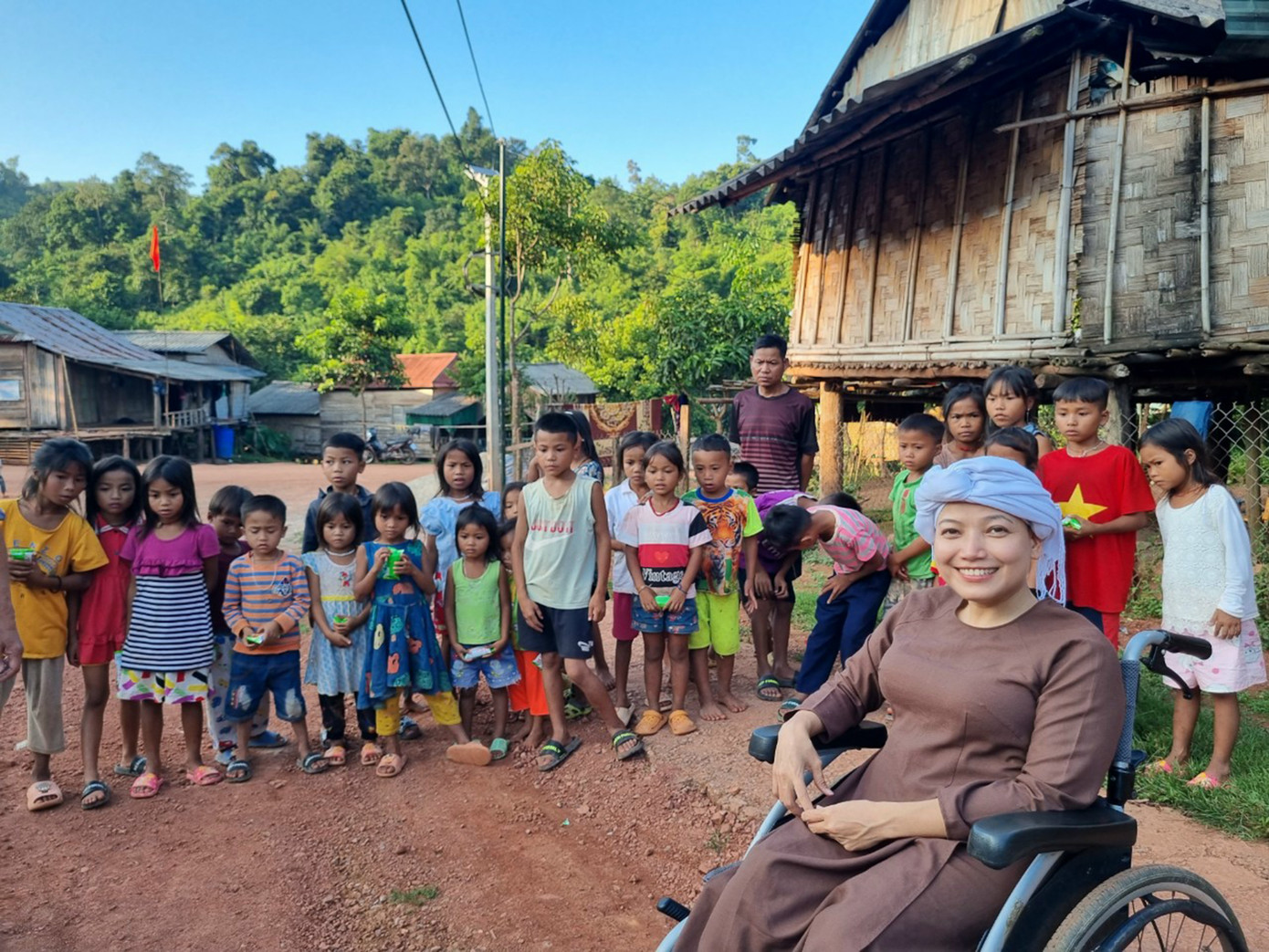 Chị Thúy đến với trẻ em vùng cao. Ảnh: Văn Chương.