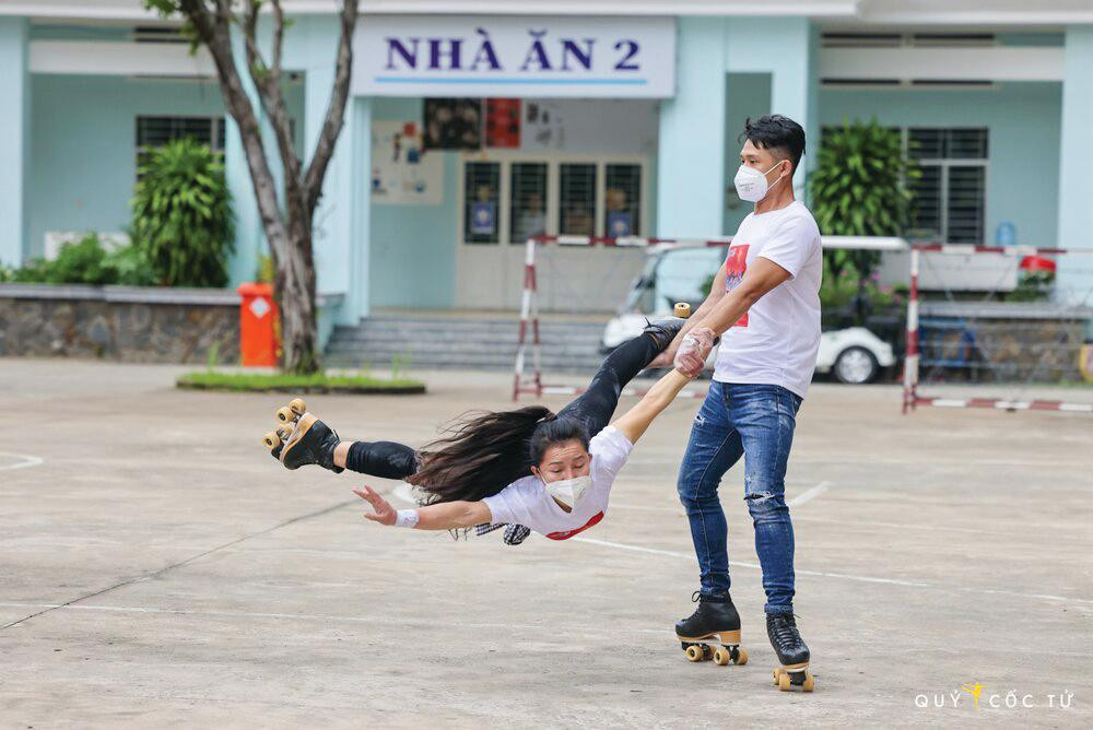 Diễn viên xiếc Thanh Hoa và Hiển Phước biểu diễn tại bệnh viện dã chiến Củ Chi Diễn viên xiếc Thanh Hoa và Hiển Phước biểu diễn tại bệnh viện dã chiến Củ Chi