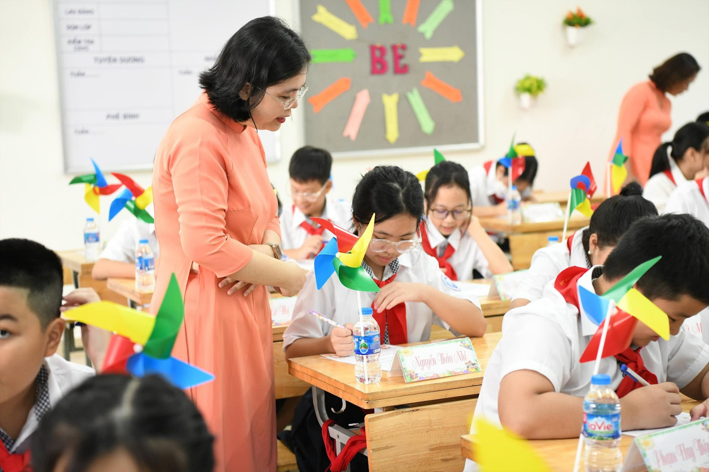 Giáo viên Hà Nội trong một tiết học. Ảnh: NHƯ Ý