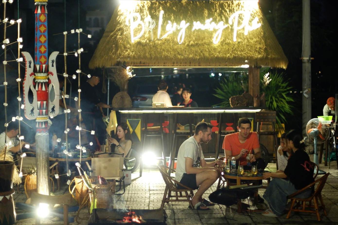 Bên bếp lửa, cây nêu, gùi hàng…du khách được trải nghiệm không gian văn hoá, đời sống của người Cơ Tu Bên bếp lửa, cây nêu, gùi hàng…du khách được trải nghiệm không gian văn hoá, đời sống của người Cơ Tu