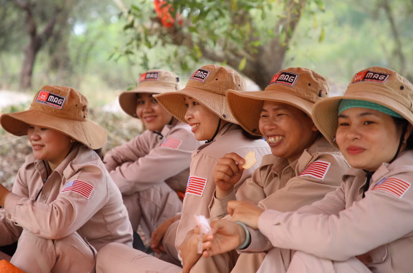 Phút giải lao giữa giờ của các thành viên viên Đội rà phá bom mìn nữ (MAT 19).