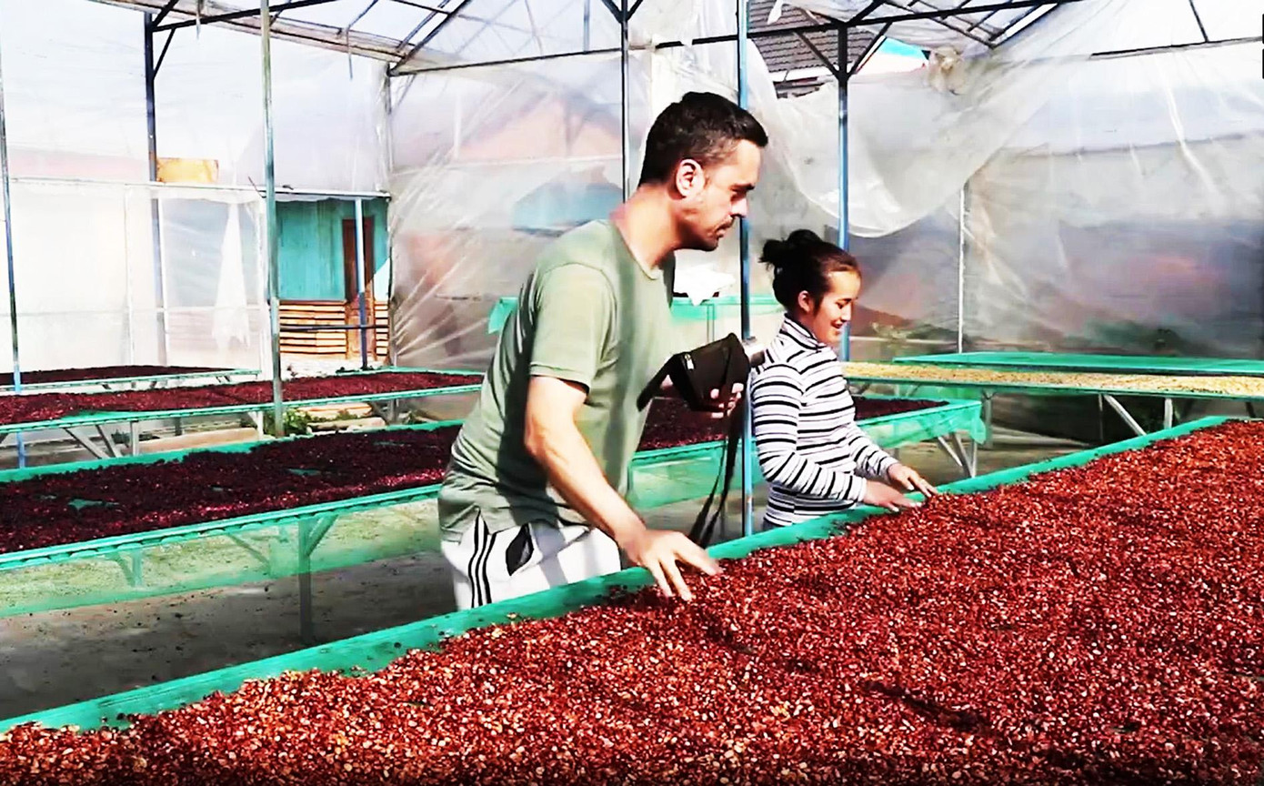 Anh Marian và vợ trong khu nhà phơi cà phê