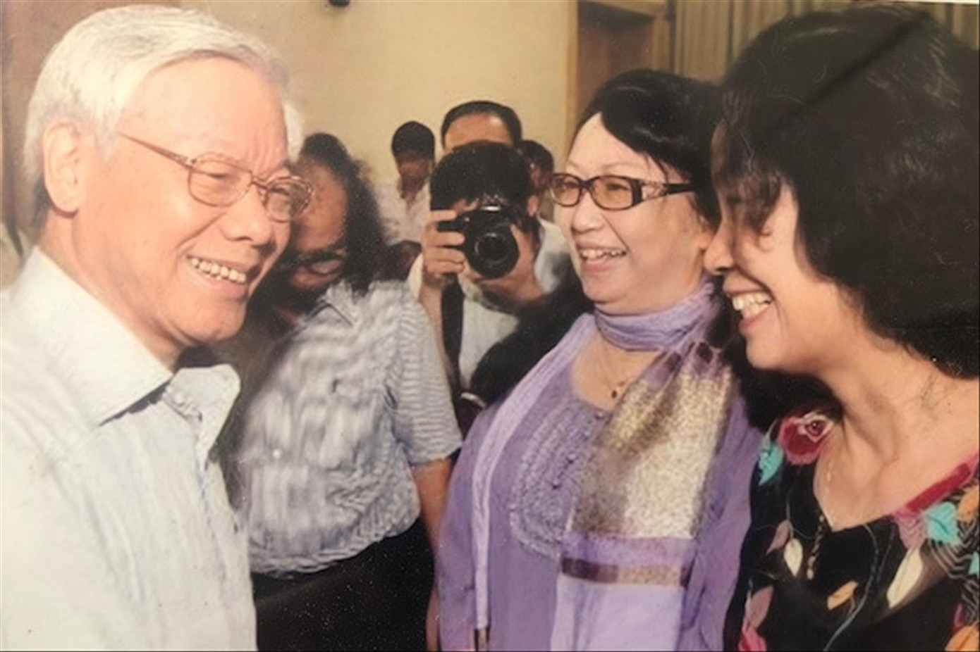 Tổng Bí thư Nguyễn Phú Trọng thăm hỏi nhà biên kịch Nguyễn Thị Hồng Ngát (phải) và NSND Chu Thúy Quỳnh tại trụ sở Liên Hiệp các Hội VHNT Việt Nam