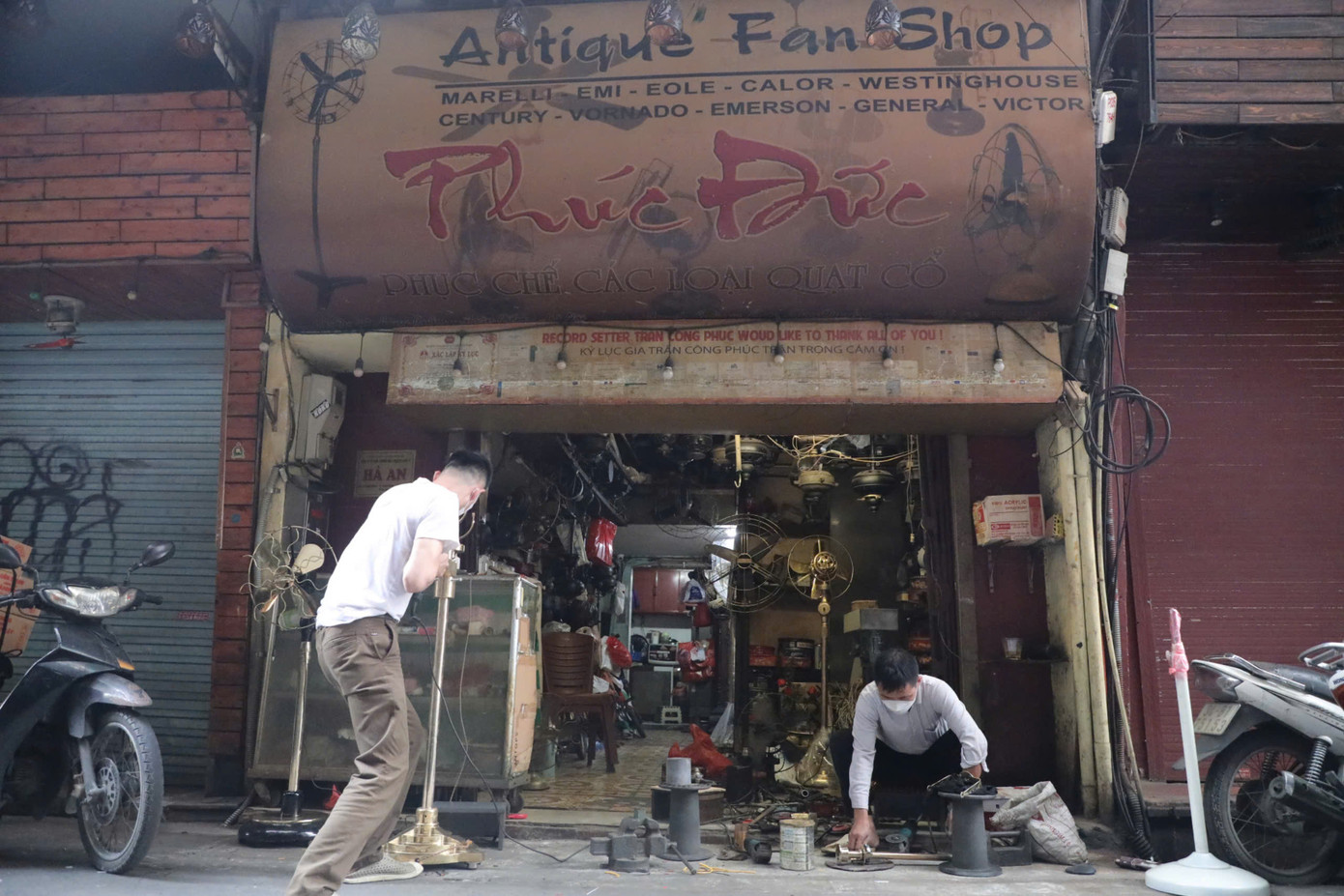 Những người thợ hồi sinh quạt cổ tại cửa hàng của anh Đức