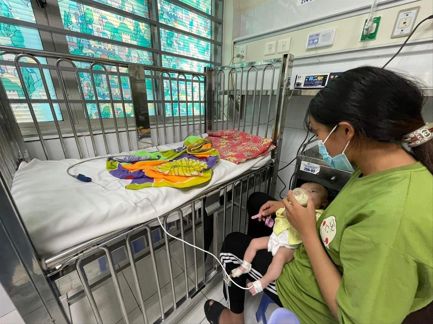 Trẻ mắc cúm A điều trị tại BV Nhi Trung ương Ảnh: Hà Minh