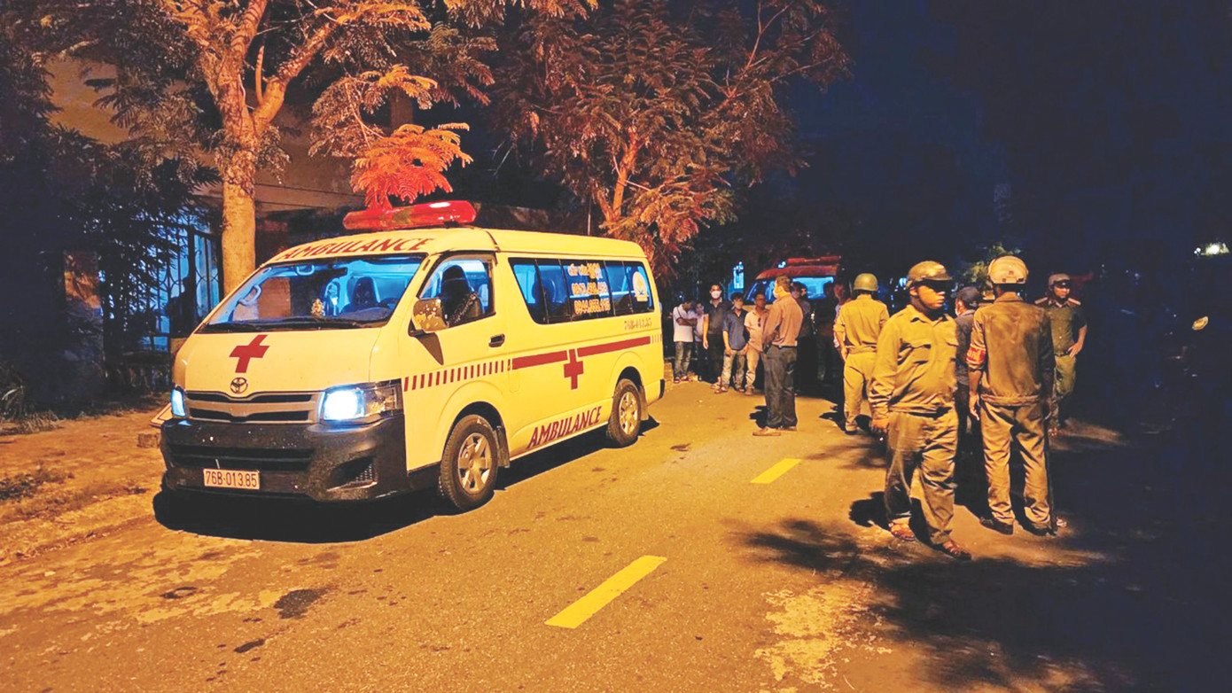 Vụ chặn xe cứu thương 0 đồng vào chở thi thể tại Đà Nẵng khiến dư luận phẫn nộ Vụ chặn xe cứu thương 0 đồng vào chở thi thể tại Đà Nẵng khiến dư luận phẫn nộ