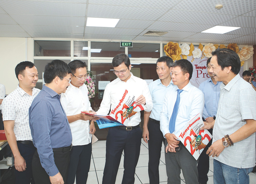 Bí thư thứ Nhất T.Ư Đoàn Bùi Quang Huy chúc mừng báo Tiền Phong nhân ngày báo chí Cách Mạng Việt Nam 21/6/2022. Ảnh: Như Ý Bí thư thứ Nhất T.Ư Đoàn Bùi Quang Huy chúc mừng báo Tiền Phong nhân ngày báo chí Cách Mạng Việt Nam 21/6/2022. Ảnh: Như Ý