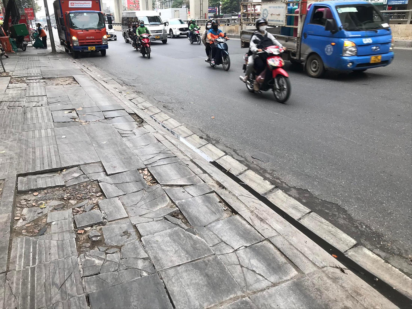 Vỉa hè lát đá xuống cấp trên địa bàn thành phố Hà Nội Vỉa hè lát đá xuống cấp trên địa bàn thành phố Hà Nội