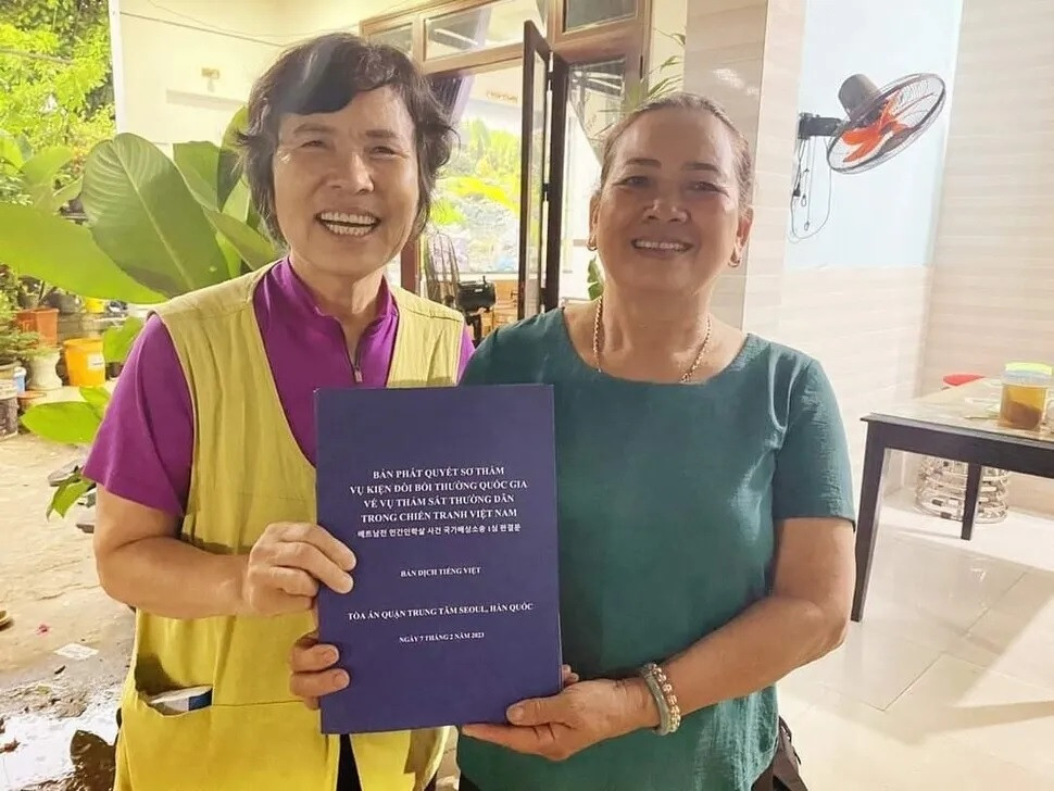 Bà Shin Yeong-ok, người dẫn đầu “chuyến đi vì hòa bình” đến các khu vực ở Việt Nam nơi quân nhân Hàn Quốc từng tham chiến trong Chiến tranh Việt Nam, trao cho bà Nguyễn Thị Thanh (phải) bản sao tiếng Việt của phán quyết tòa án Hàn Quốc. Ảnh: Quỹ Hòa bình Hàn-Việt cung cấp Bà Shin Yeong-ok, người dẫn đầu “chuyến đi vì hòa bình” đến các khu vực ở Việt Nam nơi quân nhân Hàn Quốc từng tham chiến trong Chiến tranh Việt Nam, trao cho bà Nguyễn Thị Thanh (phải) bản sao tiếng Việt của phán quyết tòa án Hàn Quốc. Ảnh: Quỹ Hòa bình Hàn-Việt cung cấp