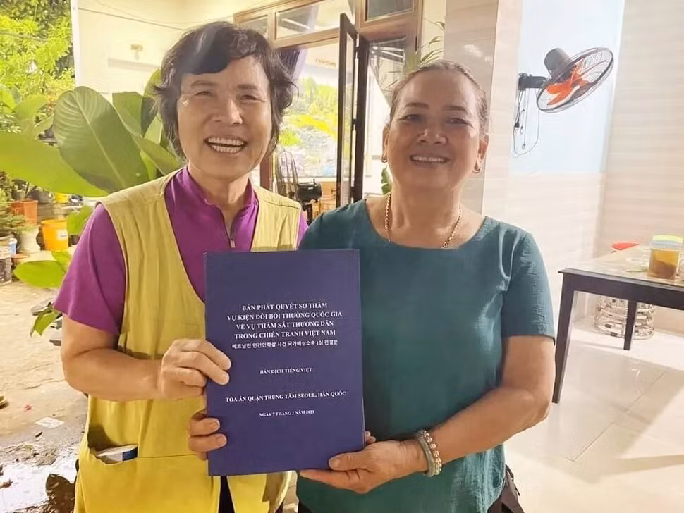 Bà Shin Yeong-ok, người dẫn đầu “chuyến đi vì hòa bình” đến các khu vực ở Việt Nam nơi quân nhân Hàn Quốc từng tham chiến trong Chiến tranh Việt Nam, trao cho bà Nguyễn Thị Thanh (phải) bản sao tiếng Việt của phán quyết tòa án Hàn Quốc. Ảnh: Quỹ Hòa bình Hàn-Việt cung cấp