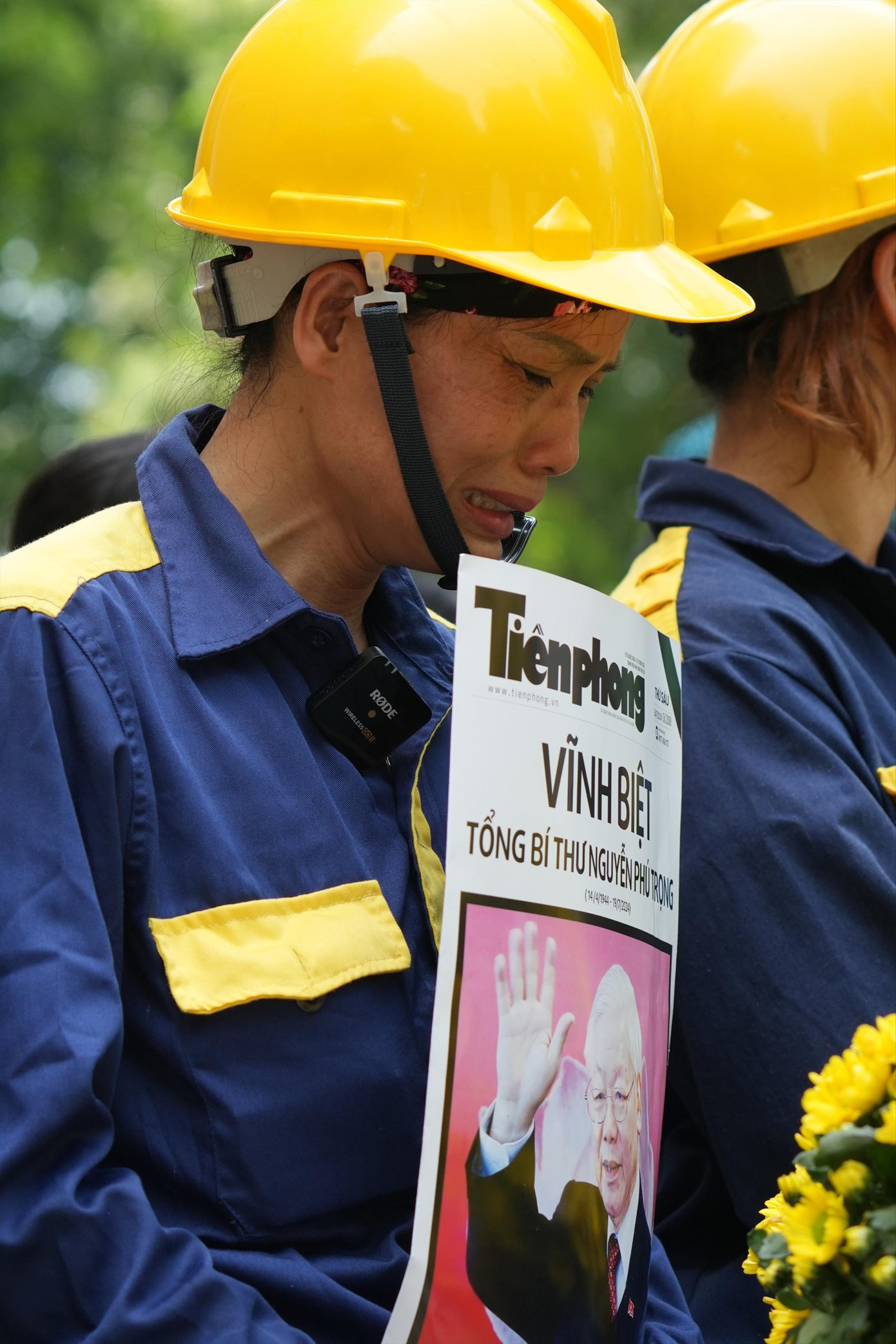 Chị Nguyễn Thị Sen (Cty Thoát nước Hà Nội) bật khóc khi tiễn đưa Tổng Bí thư Nguyễn Phú Trọng. Ảnh: Hoàng Mạnh Thắng