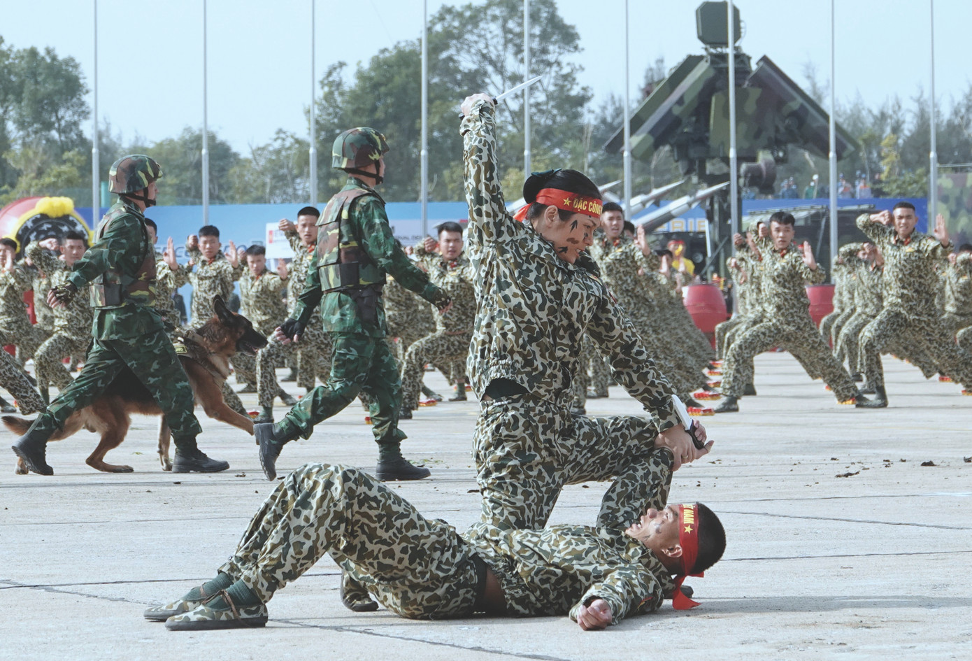 Nữ chiến viên tiêu diệt đối thủ trong màn đối kháng quyết liệt.