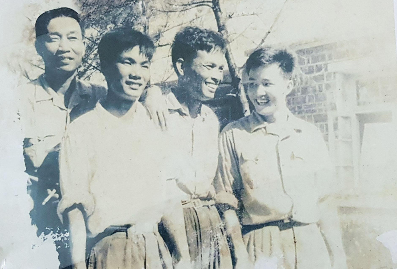 Ông Vũ Trung Tính (thứ 2 từ trái sang) cùng một số đồng đội của đoàn tàu không số. Ảnh: NVCC Ông Vũ Trung Tính (thứ 2 từ trái sang) cùng một số đồng đội của đoàn tàu không số. Ảnh: NVCC