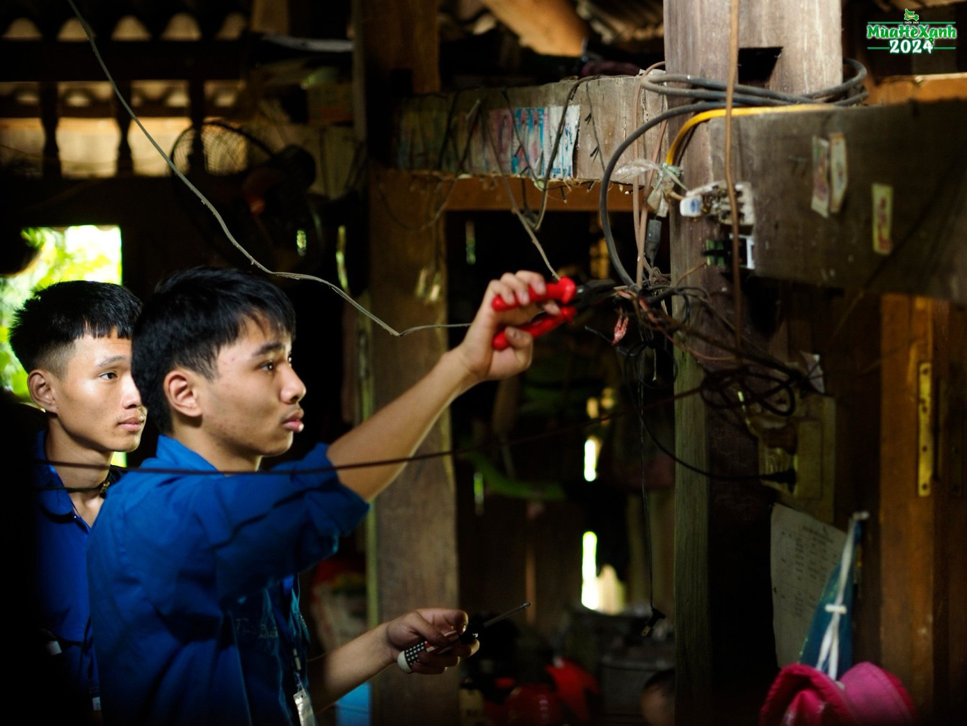 Sinh viên Điện lực sửa điện cho hộ gia đình ở xã Suối Bàng (huyện Vân Hồ, tỉnh Sơn La)