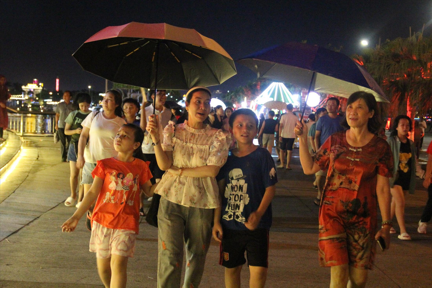 Phố đi bộ Bạch Đằng là nơi thu hút đông đảo du khách mỗi đêm Ảnh: T.H