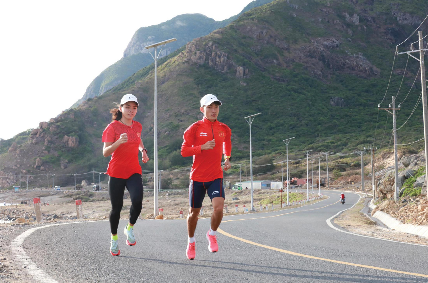 Nguyên Thanh, Ngọc Hoa tập luyện trên cung đường chạy Côn Đảo Ảnh: Như Ý Nguyên Thanh, Ngọc Hoa tập luyện trên cung đường chạy Côn Đảo Ảnh: Như Ý