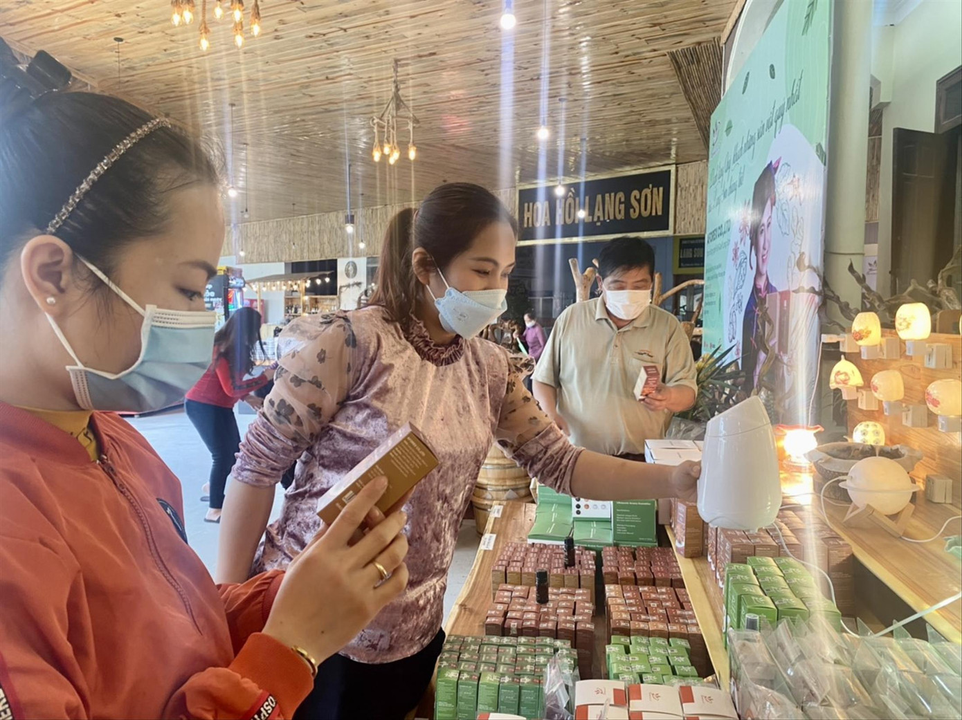 Tinh dầu hồi xứ Lạng hút khách. Ảnh: Duy Chiến Tinh dầu hồi xứ Lạng hút khách. Ảnh: Duy Chiến