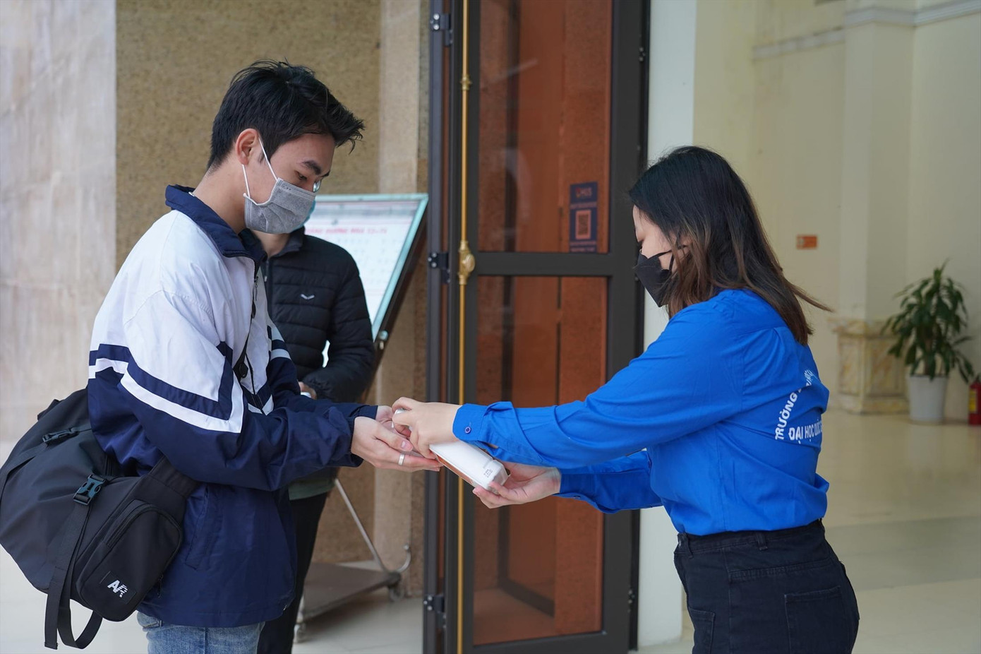 Sinh viên năm thứ nhất, hôm qua, 28/2 lần đầu được đến trường ĐH. Ảnh: Nguyễn Thương Sinh viên năm thứ nhất, hôm qua, 28/2 lần đầu được đến trường ĐH. Ảnh: Nguyễn Thương