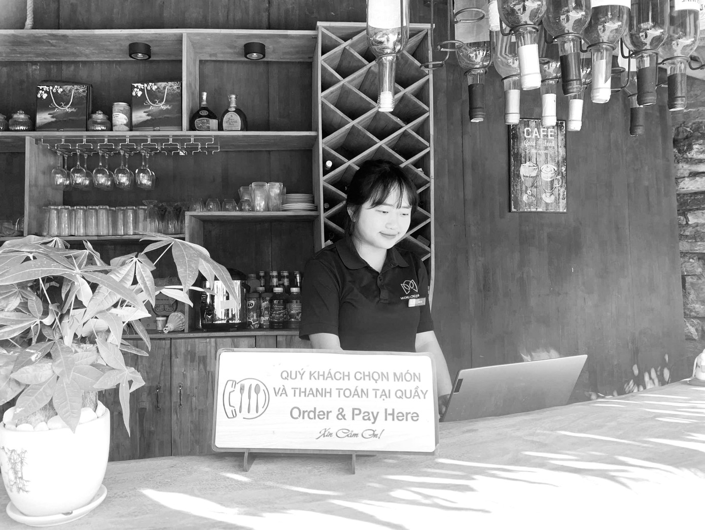 Lầu Y Vị tốt nghiệp loại giỏi cử nhân Luật Kinh tế nhưng đã xin về làm trong khu du lịch để góp phần làm đẹp cho quê hương