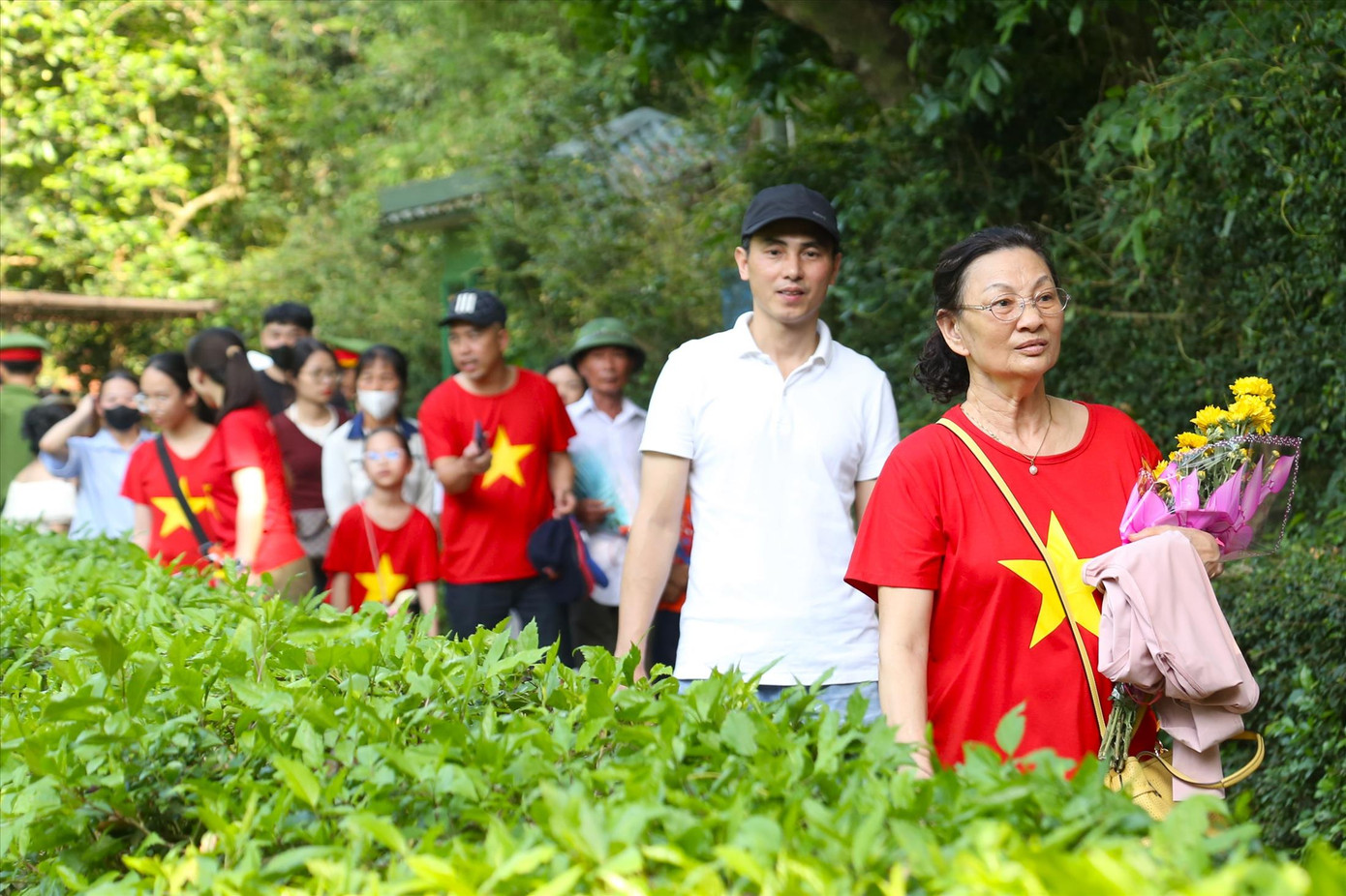 Dòng người về thăm quê Bác. Dòng người về thăm quê Bác.