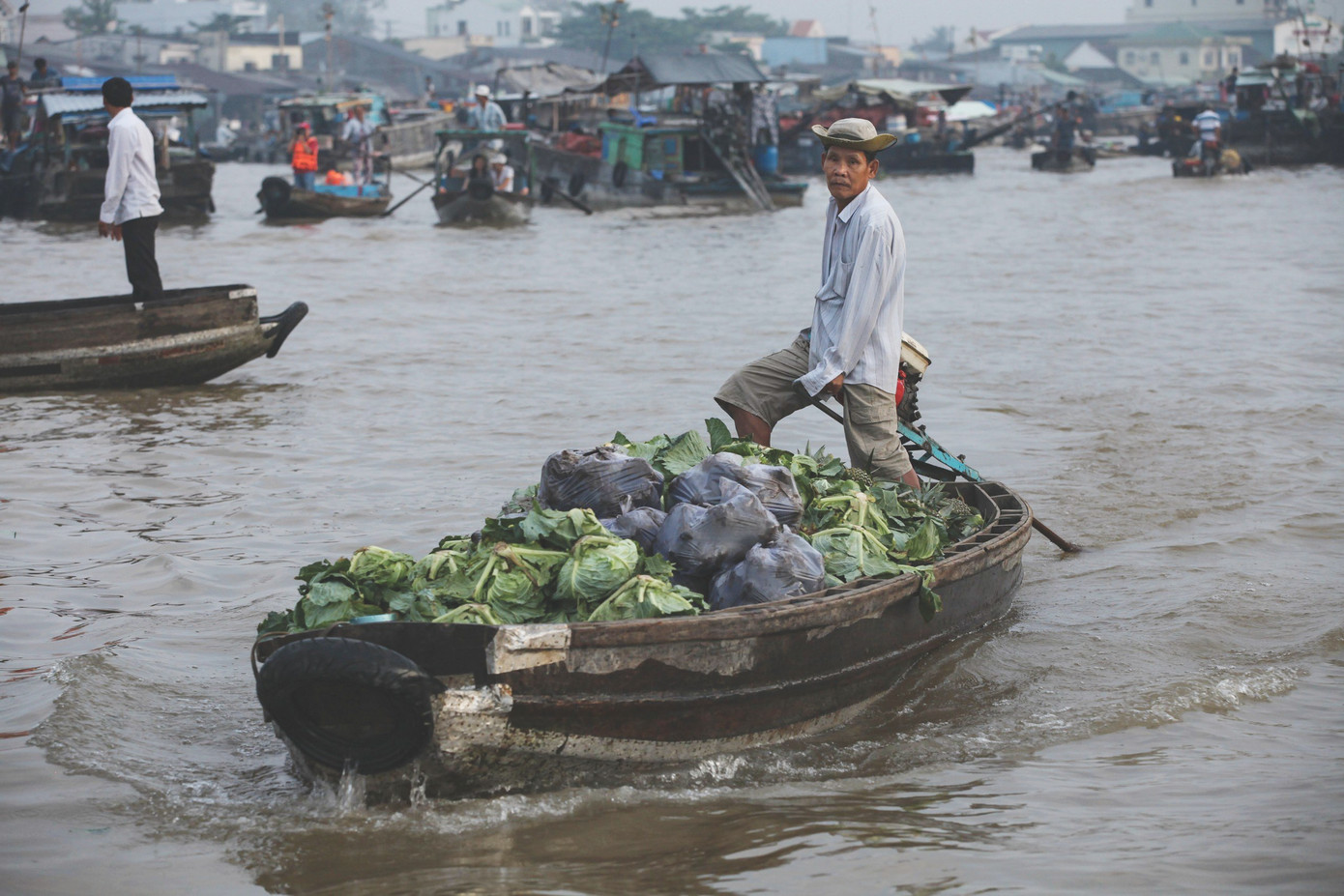 Cả một ghe rau ở chợ nổi Cái Răng, Cần Thơ