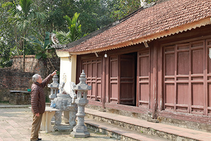 Ông Tạ Đình Hạp giới thiệu về đền thờ Đức Thánh Tản Viên