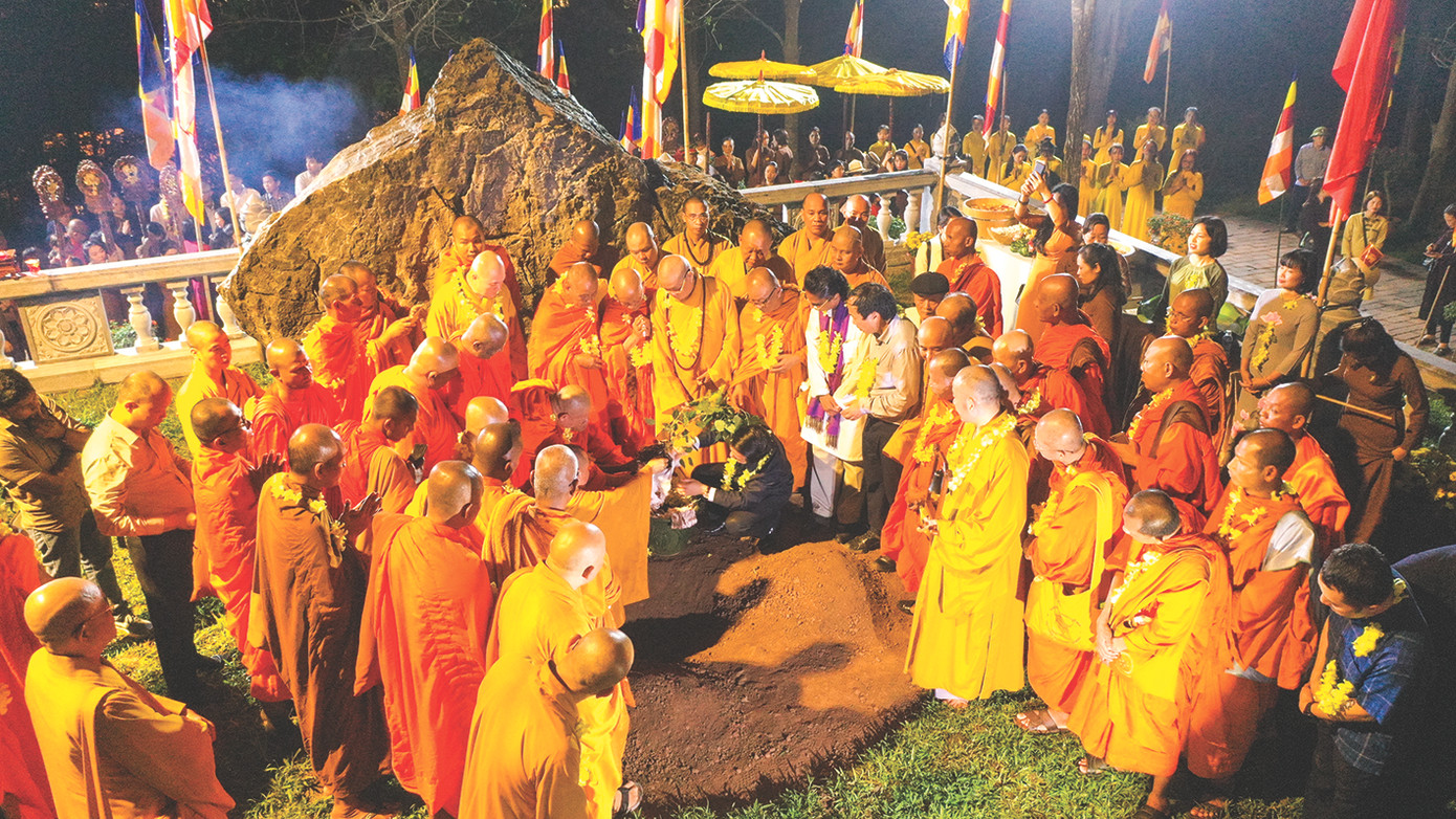 Ông Nguyễn Văn Trường đón cây bồ đề về chùa Bái Đính năm 2023 Ảnh: Đ.H