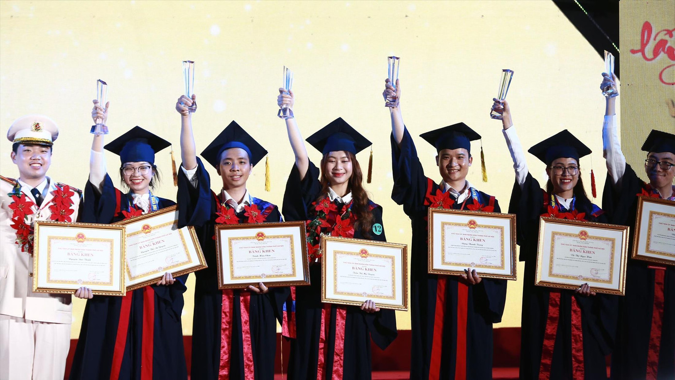 Hà Nội tuyên dương các thủ khoa xuất sắc năm 2022. Ảnh: Bảo Anh Hà Nội tuyên dương các thủ khoa xuất sắc năm 2022. Ảnh: Bảo Anh