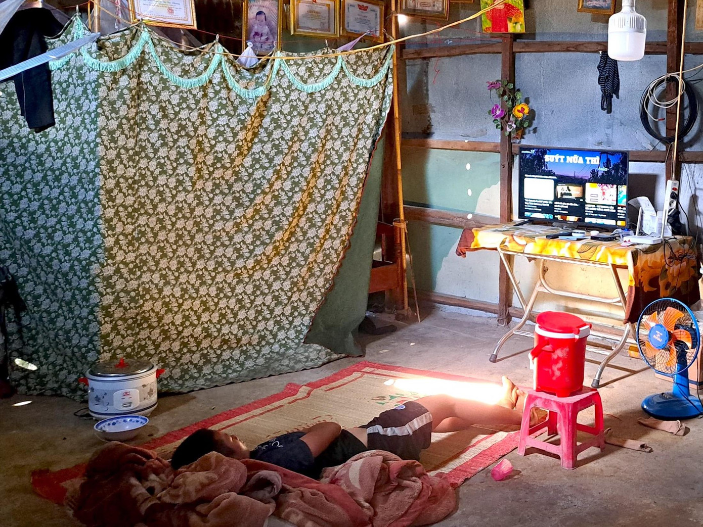 Căn nhà quây bằng tôn nóng bức của gia đình chị Ksor Hmi