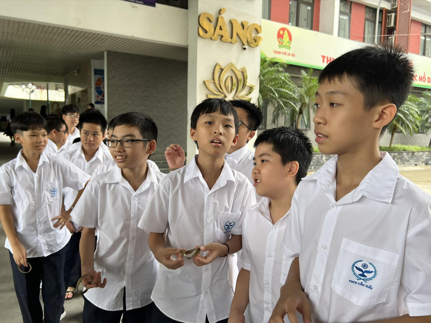 Sĩ số học sinh/lớp đông là một trong những trở ngại đối với dạy học ngoại ngữ. Sĩ số học sinh/lớp đông là một trong những trở ngại đối với dạy học ngoại ngữ.