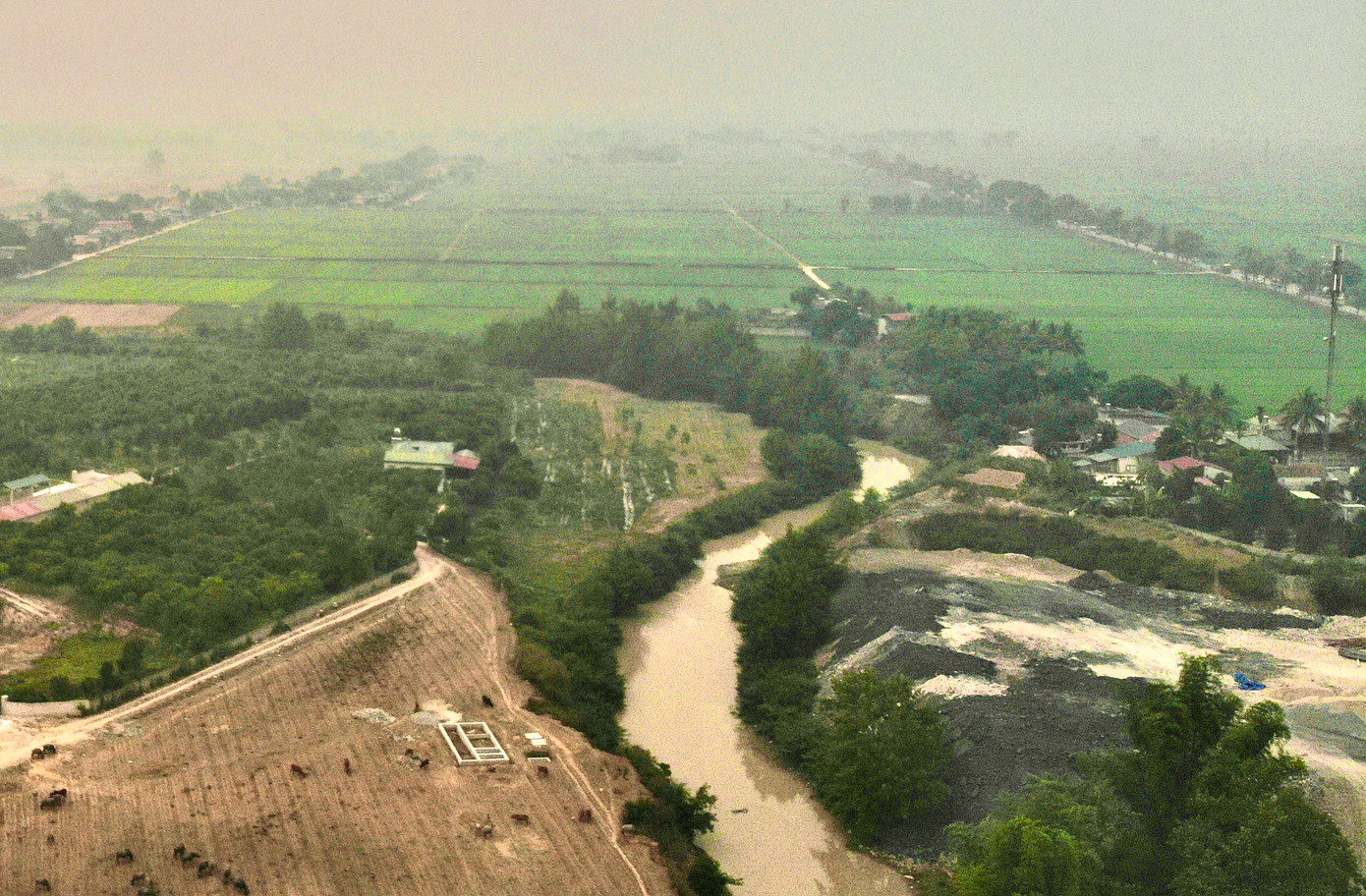 Trận địa Hồng Cúm giờ đây đã thành cánh đồng lúa xanh mướt, với dòng Nậm Rốm bồi đắp phù sa Trận địa Hồng Cúm giờ đây đã thành cánh đồng lúa xanh mướt, với dòng Nậm Rốm bồi đắp phù sa