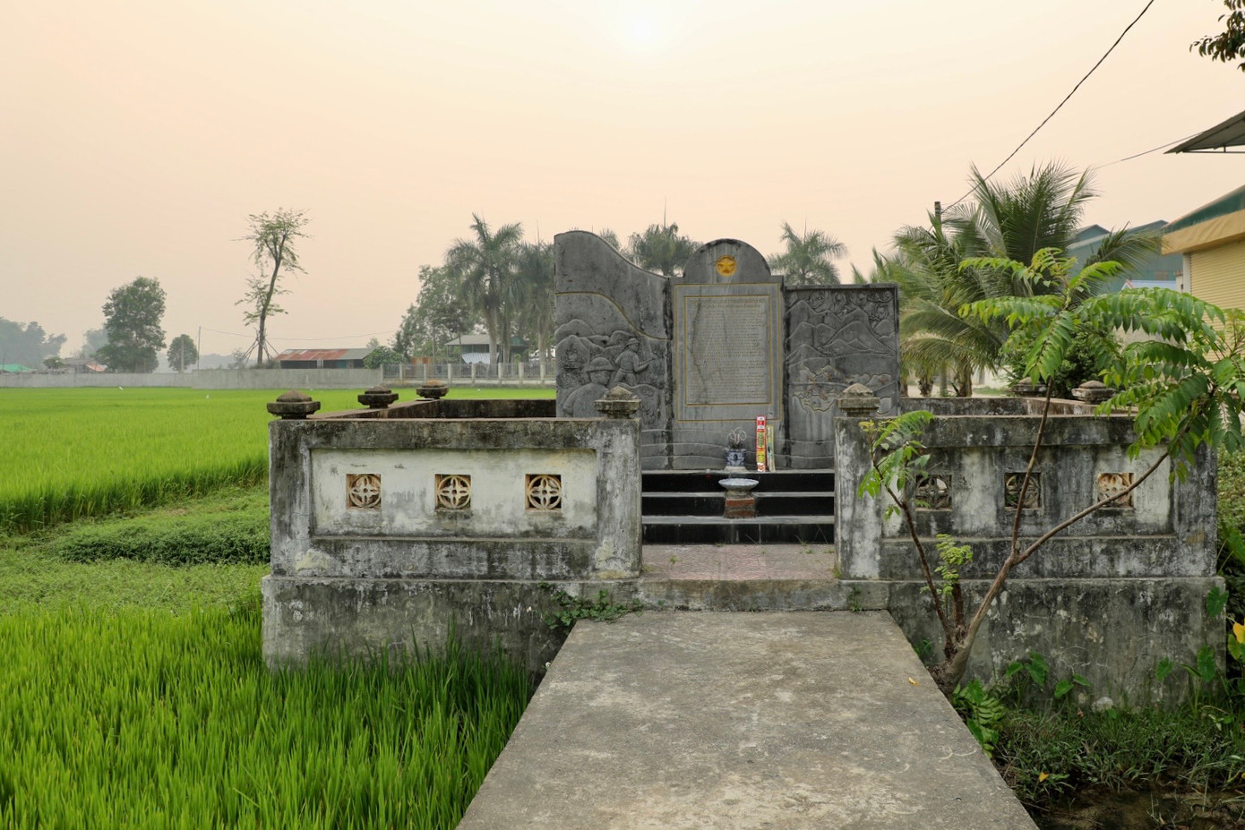 Phân khu Hồng Cúm được dựng tấm bia ghi dấu chiến công của bộ đội ta ngay sát đường 41 đi cửa khẩu Tây Trang. Phân khu Hồng Cúm được dựng tấm bia ghi dấu chiến công của bộ đội ta ngay sát đường 41 đi cửa khẩu Tây Trang.