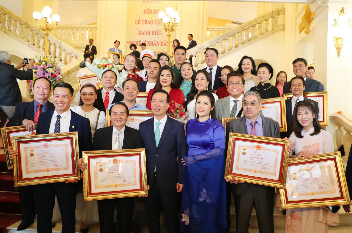 Chủ tịch nước Võ Văn Thưởng chúc mừng các nghệ sĩ, đại diện gia đình cố nghệ sĩ trong ngày nhận danh hiệu Ảnh: TRẦN HUẤN Chủ tịch nước Võ Văn Thưởng chúc mừng các nghệ sĩ, đại diện gia đình cố nghệ sĩ trong ngày nhận danh hiệu Ảnh: TRẦN HUẤN