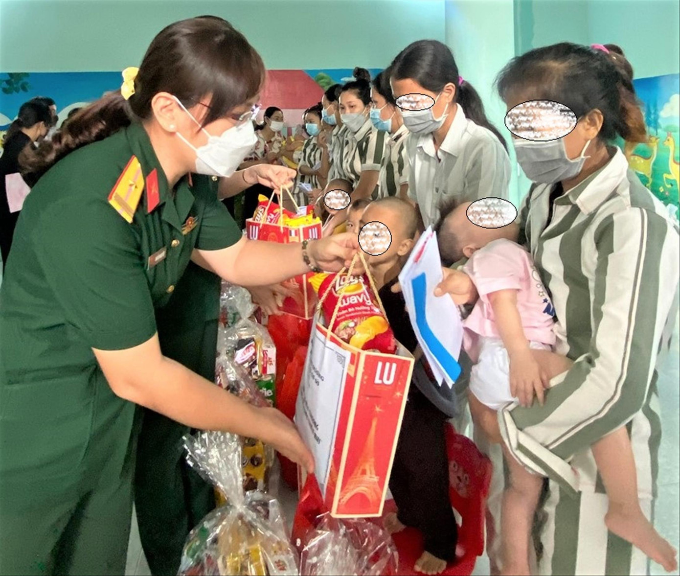 Tặng quà cho con nhỏ của các nữ phạm nhân Ảnh: T.L
