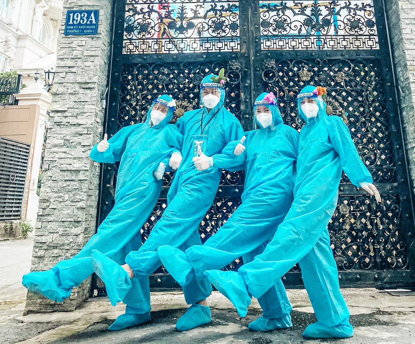 Phút vui đùa lạc quan của các sinh viên Cao đẳng Y tế Bạch Mai sau giờ đi lấy mẫu xét nghiệm tại quận 7, TPHCM