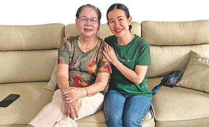 PV Uyên Phương trò chuyện cùng bà Chính Nghĩa – nữ biệt động Sài Gòn duy nhất hai lần tiến vào Dinh Độc Lập. Ảnh: U.P PV Uyên Phương trò chuyện cùng bà Chính Nghĩa – nữ biệt động Sài Gòn duy nhất hai lần tiến vào Dinh Độc Lập. Ảnh: U.P