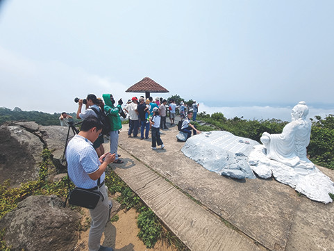 Đỉnh Bàn Cờ thường xuyên tấp nập du khách từ sau khi tỷ phú Bill Gates ghé thăm. Ảnh: Thanh Hiền