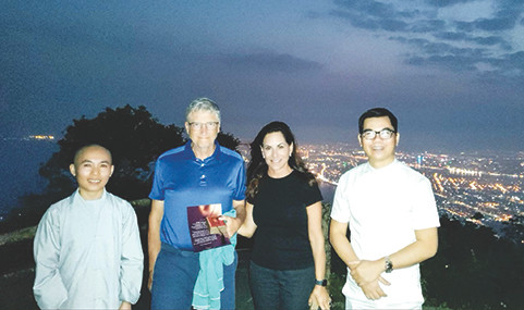 Tỷ phú Bill Gates và bạn gái sau cuộc thưởng trà cùng nghệ nhân trà Hoàng Anh Sướng và sư cô trên đỉnh Bàn Cờ
