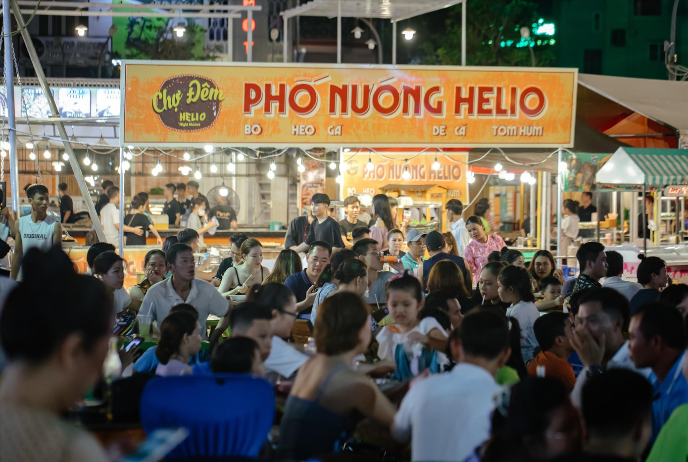 Chợ đêm Helio hút hàng ngàn lượt khách mỗi đêm cuối tuần. Ảnh: T.T. Chợ đêm Helio hút hàng ngàn lượt khách mỗi đêm cuối tuần. Ảnh: T.T.