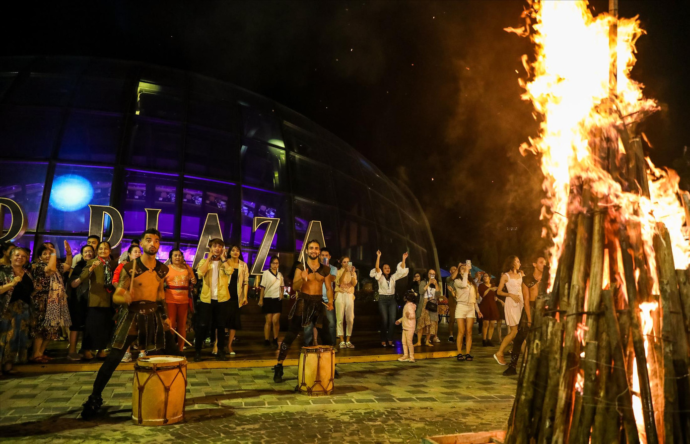 Với 800.000đ, du khách lên Bà Nà sẽ được thưởng thức nhiều chương trình sôi động ban đêm. Ảnh: T.T. Với 800.000đ, du khách lên Bà Nà sẽ được thưởng thức nhiều chương trình sôi động ban đêm. Ảnh: T.T.