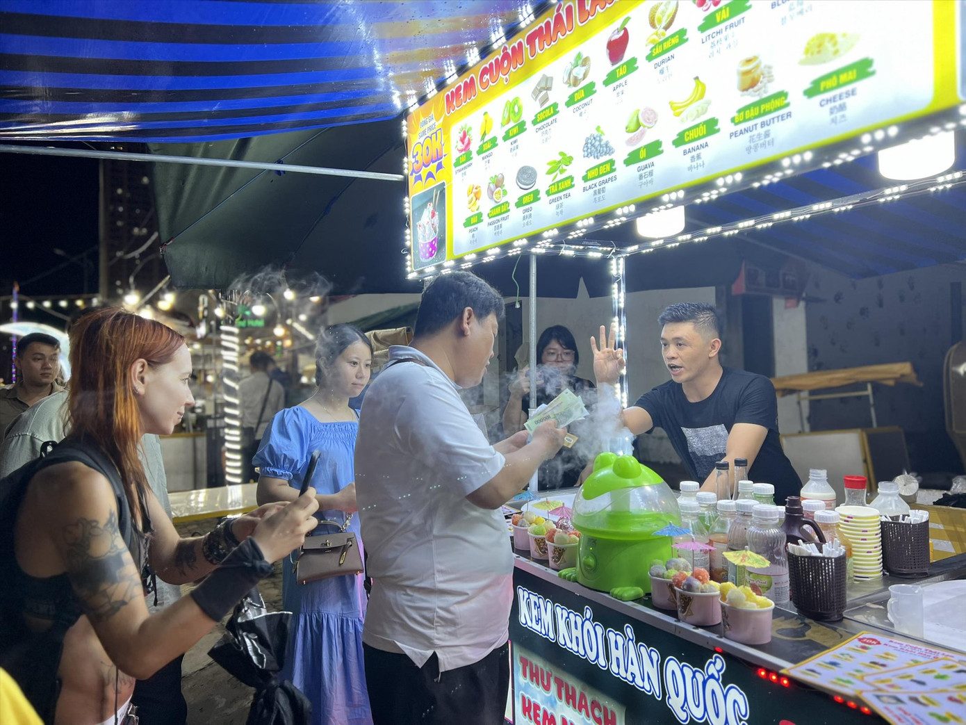 Chợ đêm An Thượng thu hút du khách nước ngoài. Ảnh.T.T. Chợ đêm An Thượng thu hút du khách nước ngoài. Ảnh.T.T.