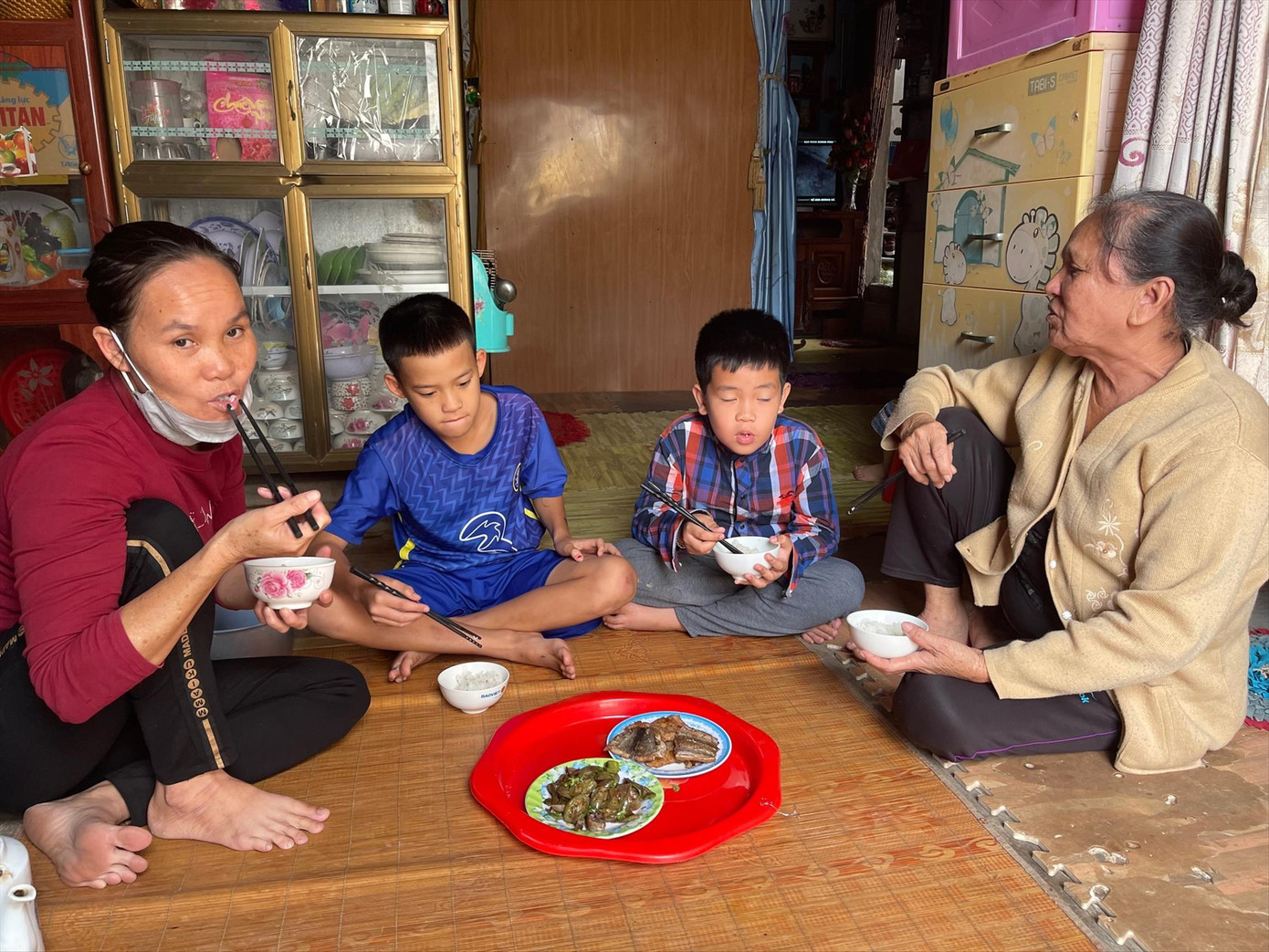 Người mẹ già và mẹ con chị Hiền đang ăn cơm Người mẹ già và mẹ con chị Hiền đang ăn cơm