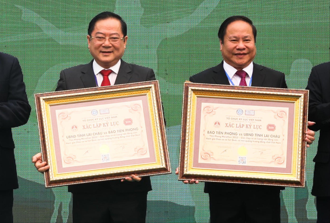 Trao kỷ lục Việt Nam cho giải chạy báo Tiền Phong Trao kỷ lục Việt Nam cho giải chạy báo Tiền Phong