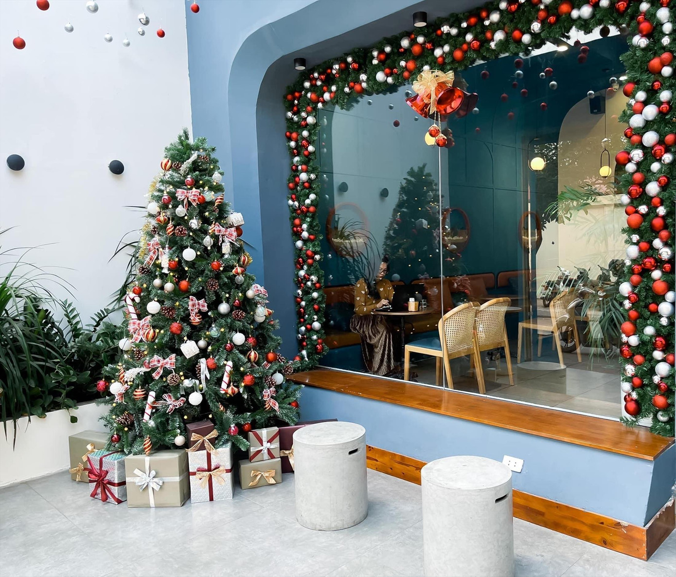 Hàng quán vừa trang hoàng rực rỡ, chưa kịp đón khách đã phải đóng cửa Hàng quán vừa trang hoàng rực rỡ, chưa kịp đón khách đã phải đóng cửa