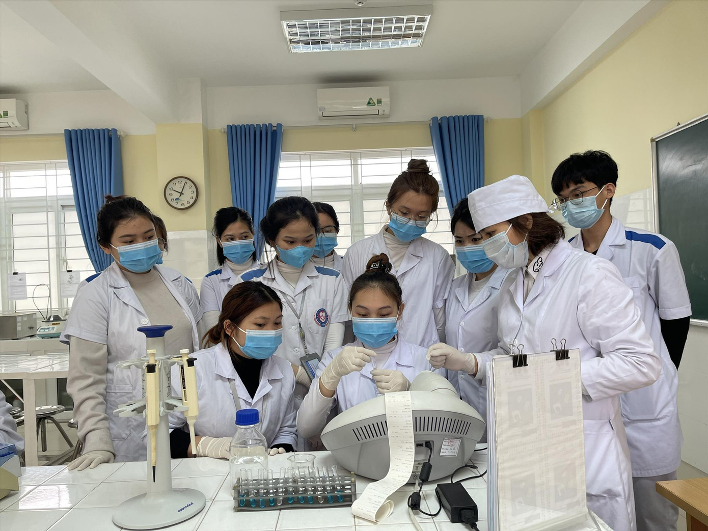 Tiết học trong phòng thí nghiệm của sinh viên ngành Y. Ảnh: Diệp An Tiết học trong phòng thí nghiệm của sinh viên ngành Y. Ảnh: Diệp An