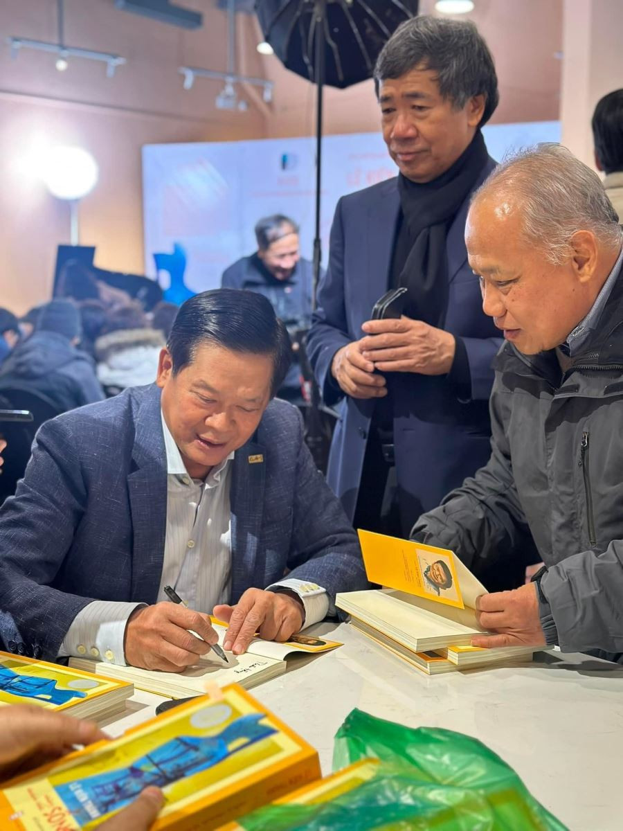 Tác giả Lê Kiên Thành ký tặng độc giả