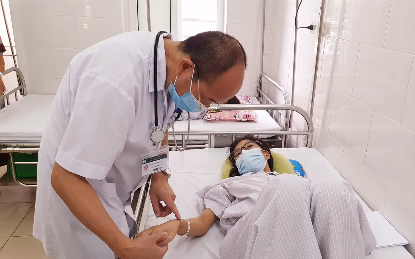 Bác sĩ thăm khám cho bệnh nhân sốt xuất huyết