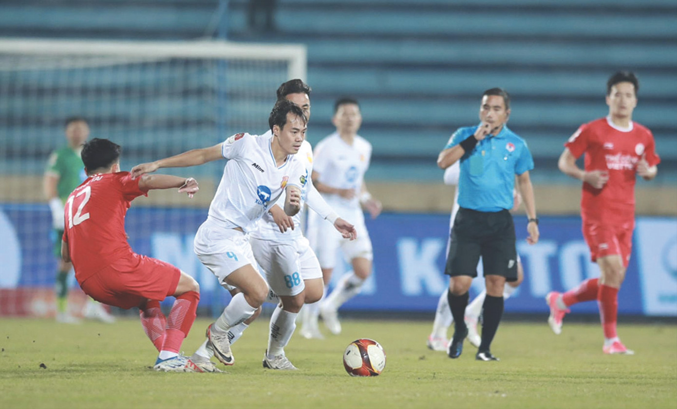 Nam Định đang gây bất ngờ với vị trí dẫn đầu V-League sau 8 vòng đấu Ảnh: Anh Tú